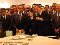 Director Omura explained about the museum in front of the diorama