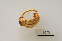 Gold earing excavated from the Stratum II