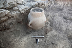 Fig. 14: 尖底壺形土器YH22-84、R145、E8/g7、第II層、中期青銅器時代［クリックで拡大］