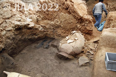 Fig. 27: 床面上に検出された壺形土器と炭化木材、R140、E9/d1、第III層、前期青銅器時代［クリックで拡大］